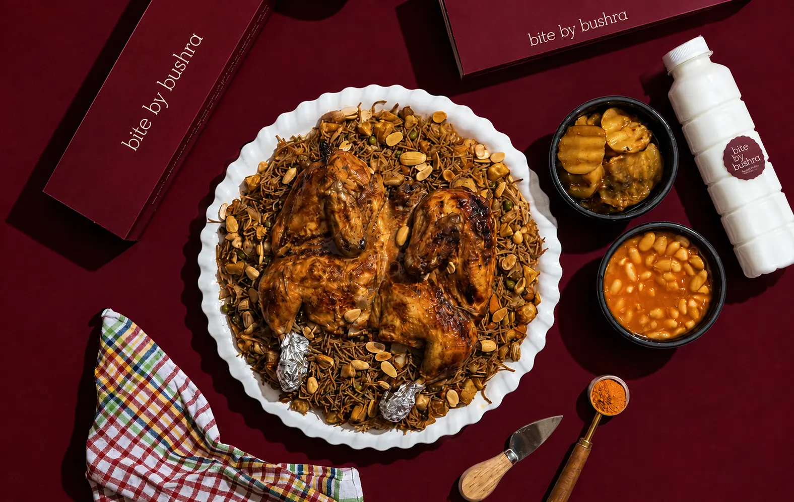 Grillad kyckling på ris med mandel, tillbehör och Bites by Bushra-boxar